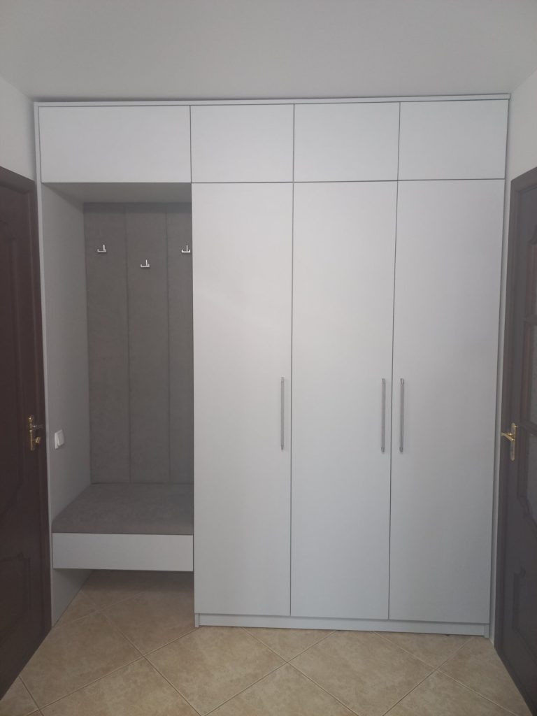 Шкаф в прихожей